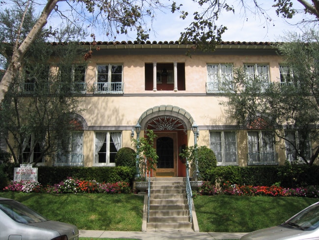 Building Photo - 414 N Sycamore Ave