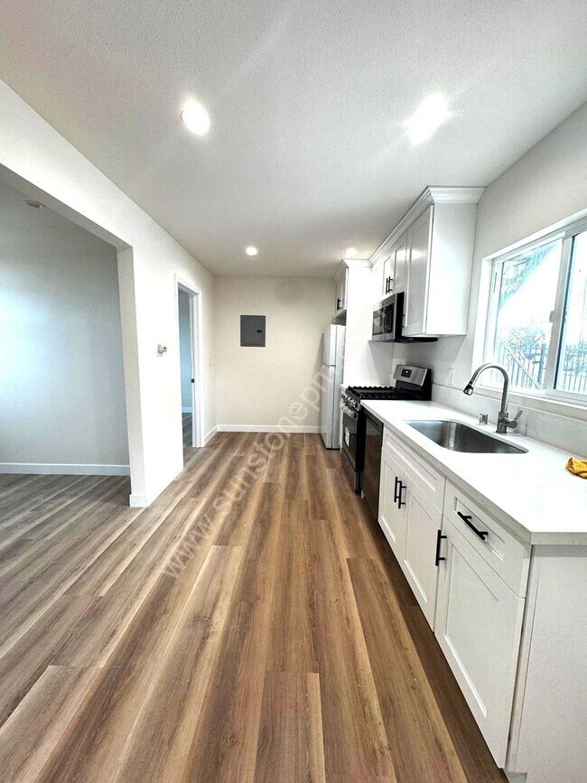 Building Photo - 702 N Garey Ave