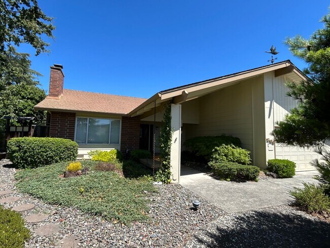 Foto del edificio - 266 Valley Oaks Dr