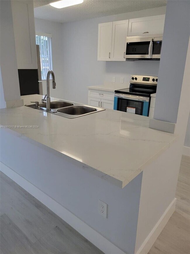 Foto del edificio - 9625 NW 1st Ct