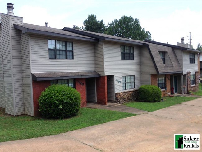 Foto del edificio - Roomy Townhouse Apartment - Residential Ne...