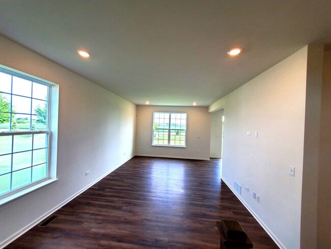 Building Photo - 2br 2.5 bath Townhome only 2 years old.