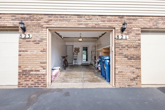 Foto del edificio - Bright 2BR, 1.5BA End Unit with Heated Flo...