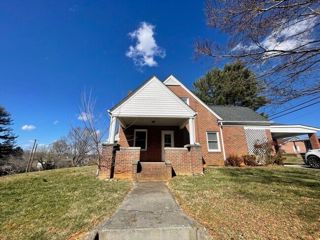 Building Photo - Fairlawn, 4 BR / 2 BA, Available March 15th