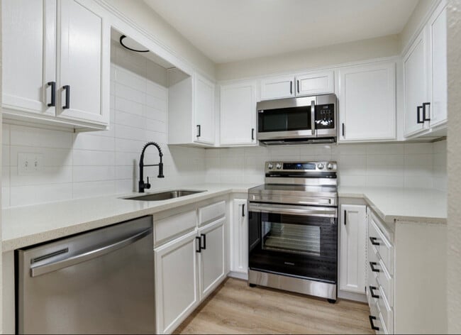 Building Photo - 902 NE Hacienda Ct