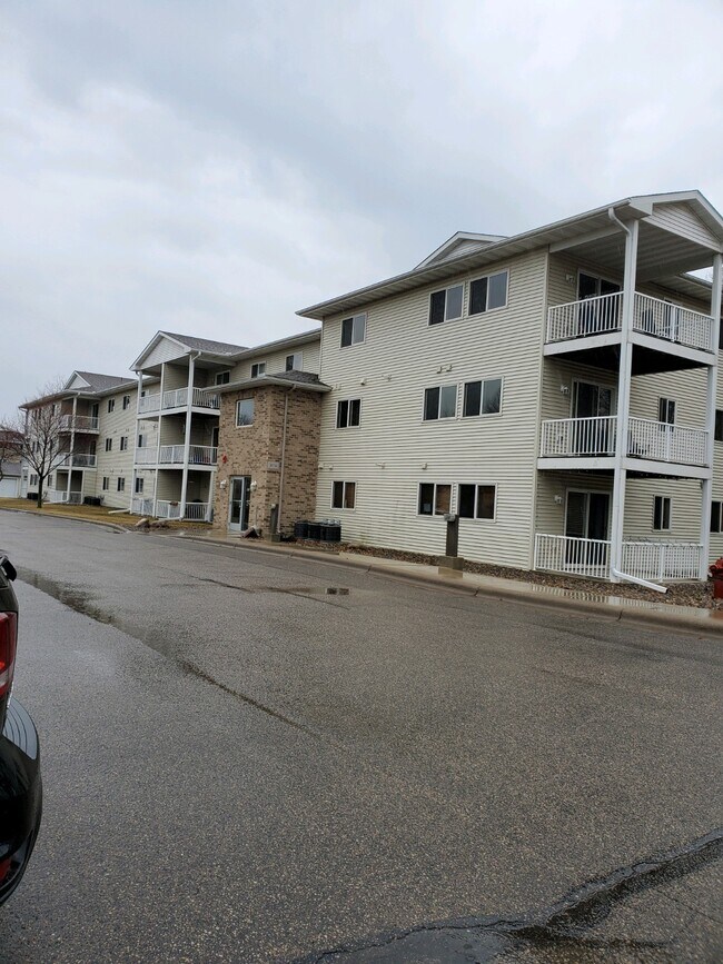 Building Photo - 875 Bahls Dr