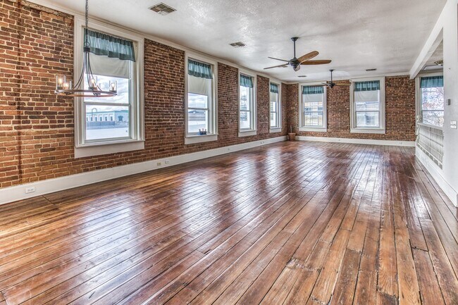 Building Photo - 112 E Alamo St