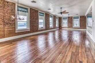 Building Photo - 110 E Alamo St