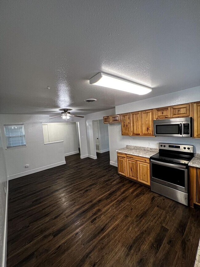 Building Photo - 3 bedroom 2 bath house AVAILABLE NOW!