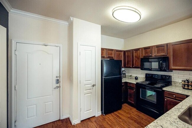 Foto del edificio - 9900 McNeil Dr