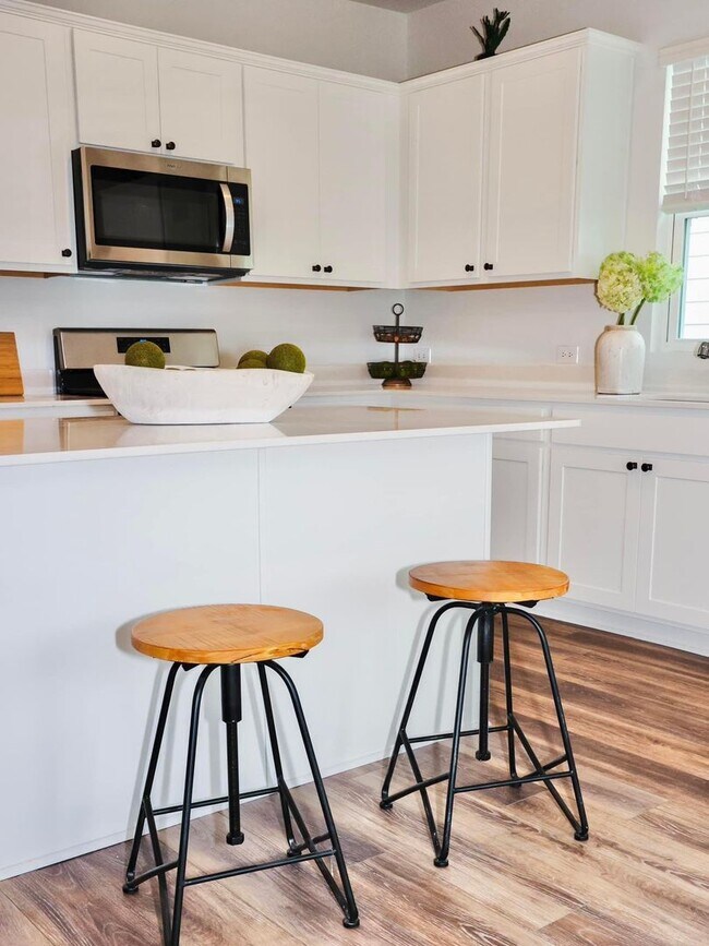 Building Photo - 3 bedrooms and 2 full bathroom- Located in...