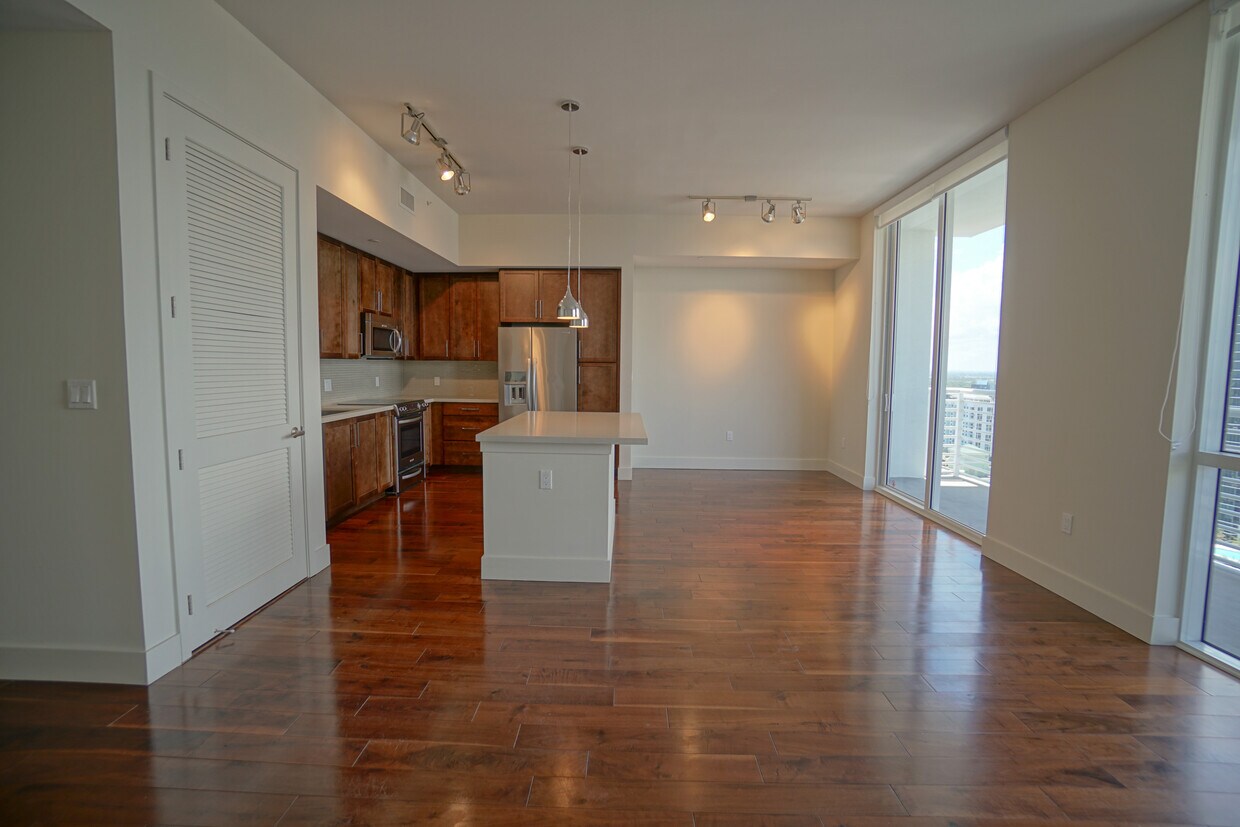 Foto principal - 700 SE 2nd St