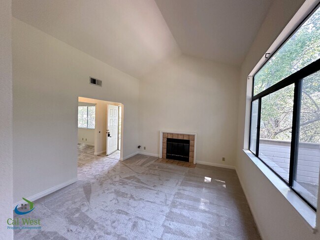 Building Photo - $3095 - 2 Bed/2 Bath Upstairs Condo with C...
