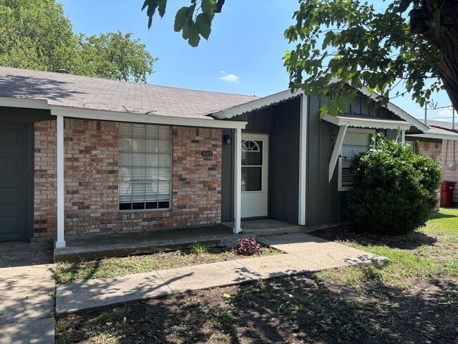 Foto del edificio - 4/1.5/1 Brick Home in Quiet South Sherman Neighborhood