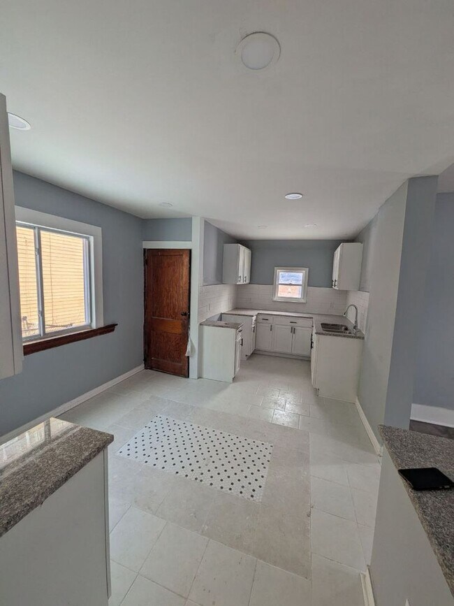 Foto del edificio - Large 4 bedroom 1.5 bathroom- EDEN and CMHA Section 8 Welcomed.