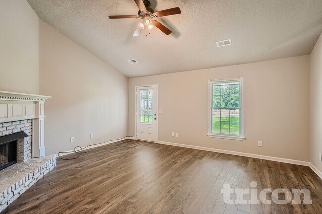 Foto del edificio - 330 Cowan Rd