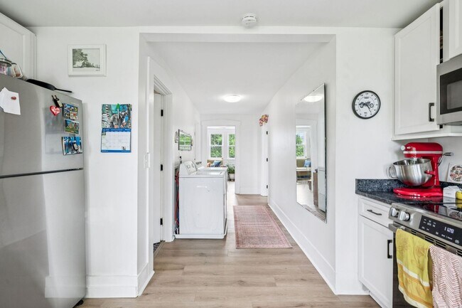 Foto del edificio - Charming Renovated 2BR/1BA Duplex in 1940s...