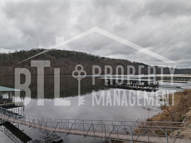 Foto del edificio - Beautiful 3 Bedroom Condo with a Lake View!