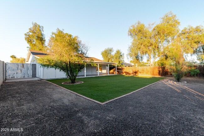 Foto del edificio - 3521 W Detroit St