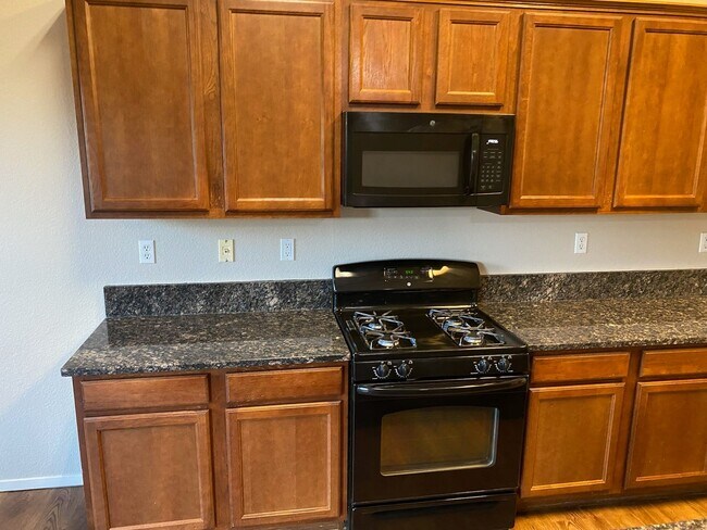 Foto del edificio - 1976 ARNEIS AVE. 4 BEDROOM 3 BATH- TULARE