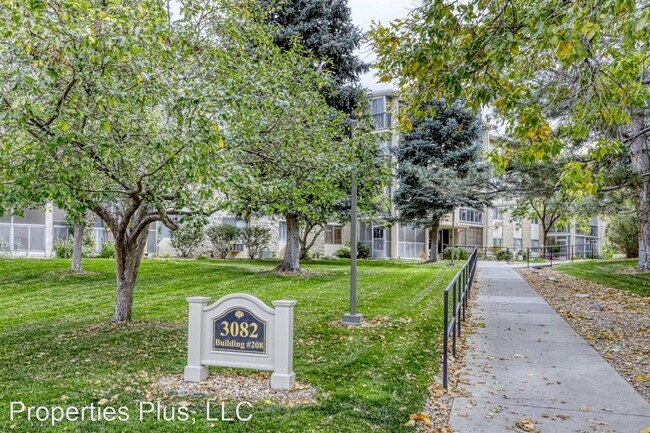 Building Photo - 2 br, 1 bath House - 3082 S Wheeling Way #101