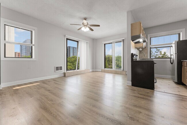 Foto del edificio - 4520 N Clarendon Ave