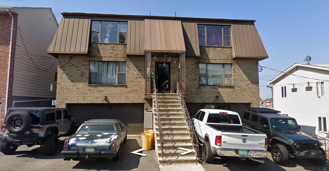 Building Photo - 376 Henry St