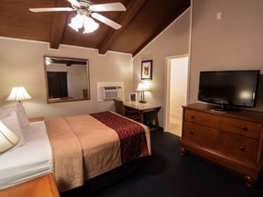 Building Photo - 346 W Kansas St