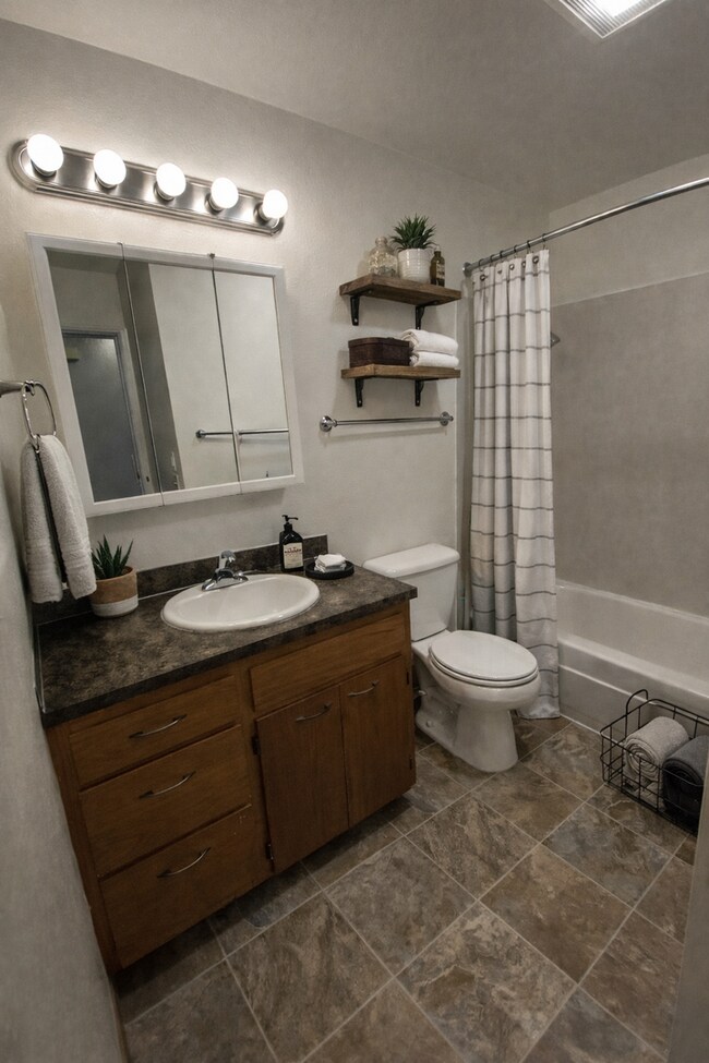 Foto del edificio - Attention Ellensburg: The Perfect Apartment Just Entered the Chat