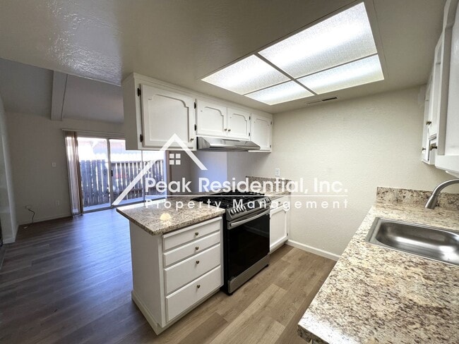 Building Photo - Updated 2bd/1ba Duplex In The Arden Area