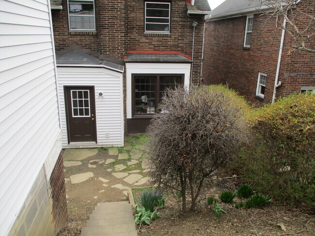 Patio trasero - 5617 Wilkins Ave