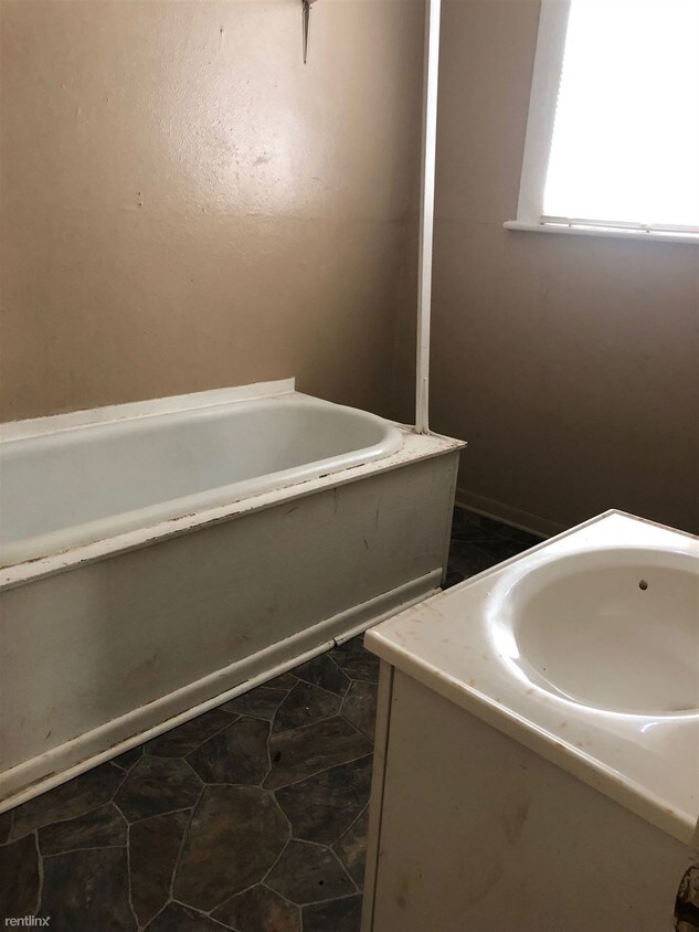 Building Photo - 2 br, 1 bath 4plex - 607 W Rusk St D
