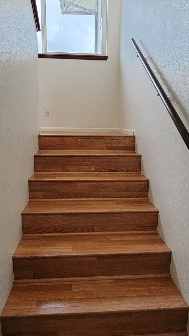 staircase to living area - 45-106 Mahalani Cir