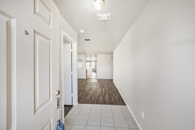 Foto del edificio - Offered By Precision Realty & Management