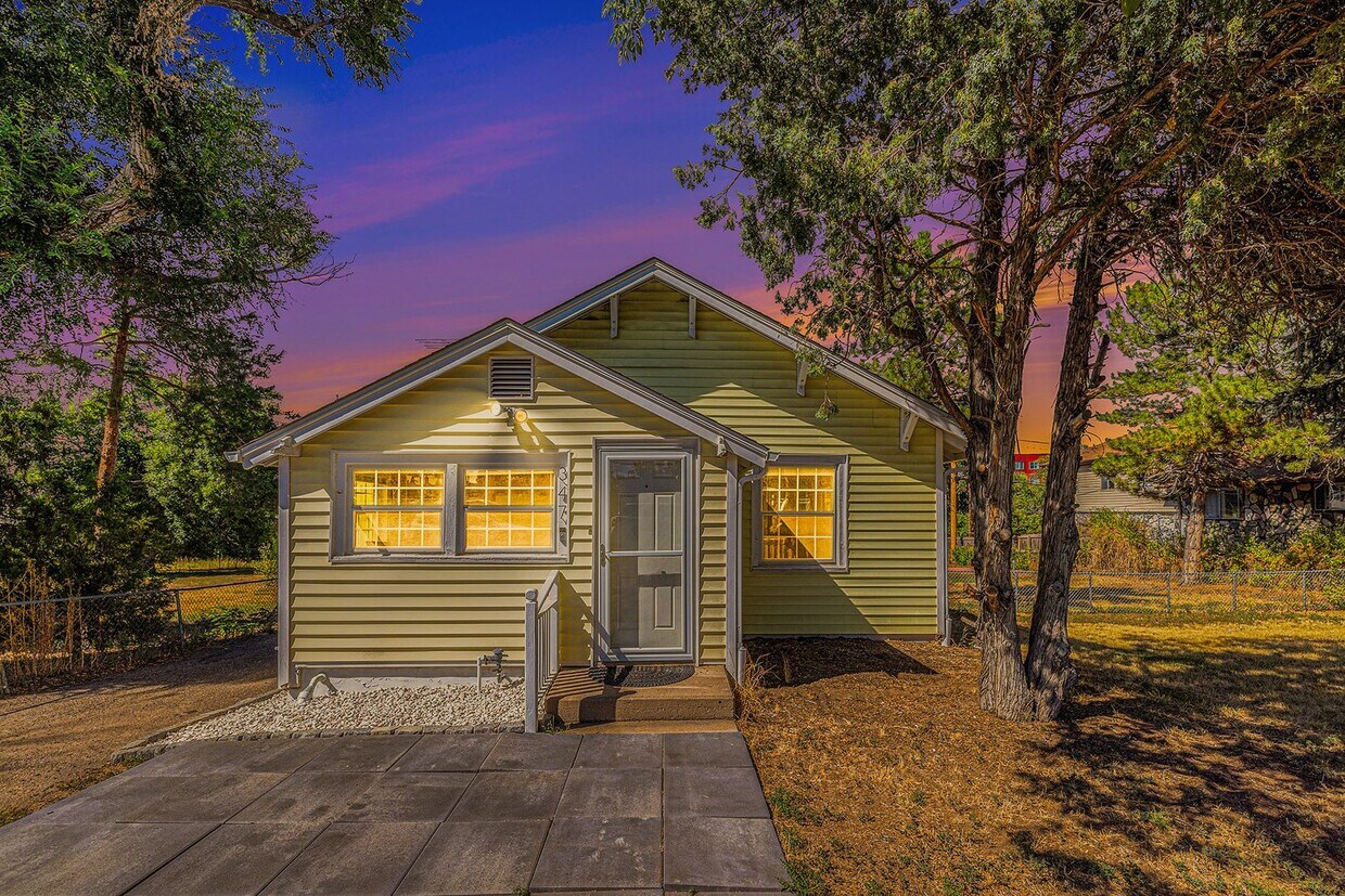 Foto principal - Charming 4Bed/2Bath with Two Huge Backyard