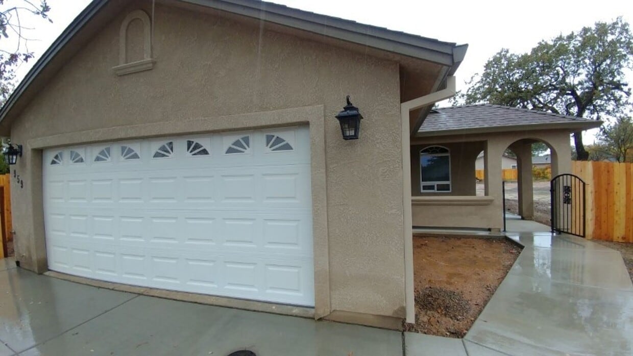 Primary Photo - 3 Bedroom 2 Bath Home