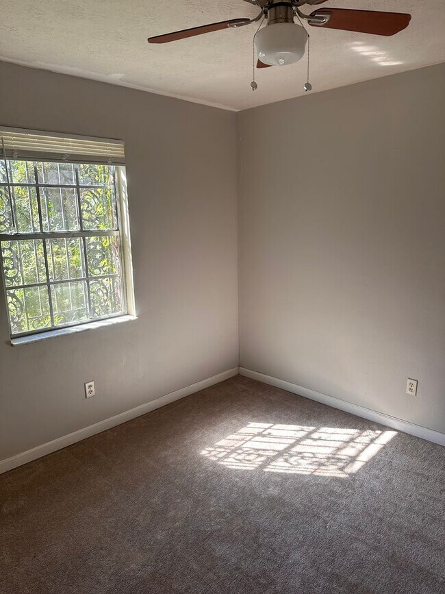 Foto del edificio - Gorgeous and Spacious 3 BR 1.5 BA Townhome...