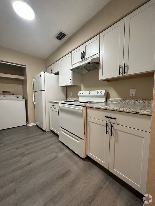 Building Photo - 3009 Ernest Dr