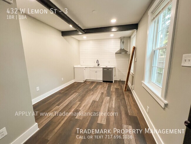 Building Photo - Nice West End Apartment