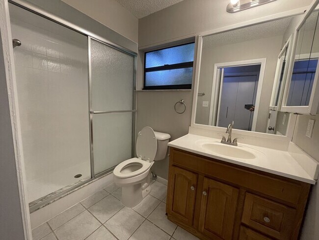 Building Photo - Fresh 3/3/2 Pool Home on Corner Lot in Spr...