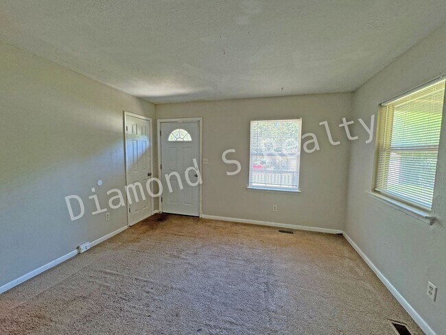 Building Photo - JUST REDUCED!  2 Bedroom House with Large ...