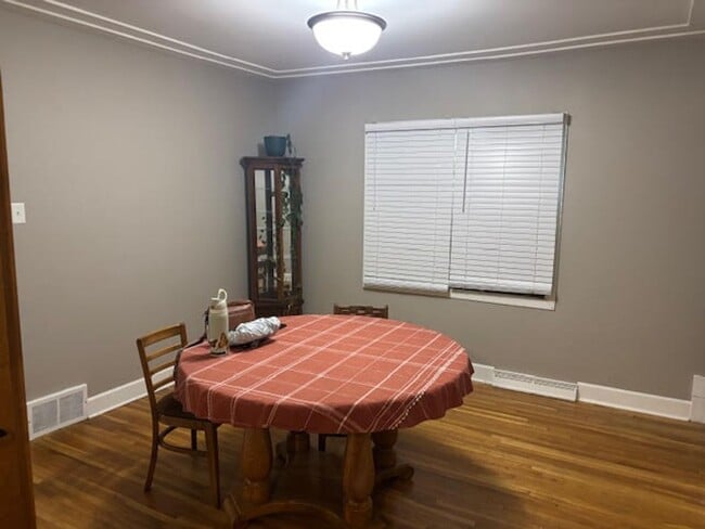 Building Photo - Charming 2 Bedroom Near St. Cloud Hospital