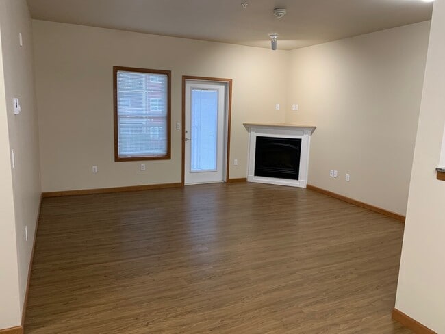 ¡Suelos laminados en la sala de estar! - Linden Lane Apartments