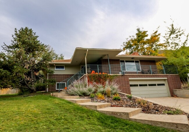 Photo - Beautiful Golden House w/ Huge Garage!