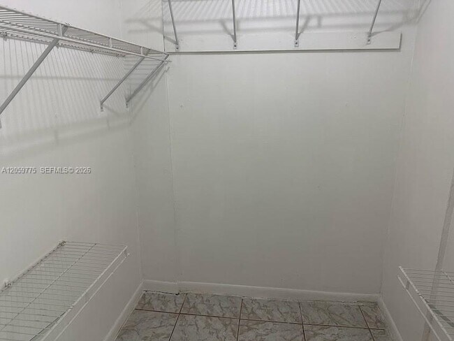 Building Photo - 9460 Fontainebleau Blvd