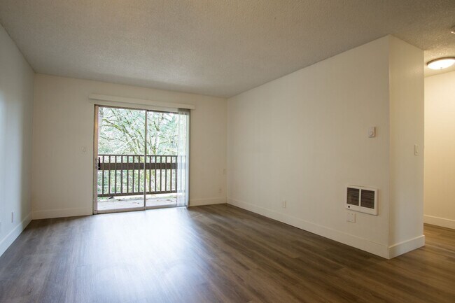Foto del edificio - FREE RENT: Nicely Updated Top Floor Corner 2-Bdr Near OHSU w/Private Balcony!