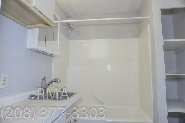Building Photo - Studio Unit on Chinden Blvd in Garden City
