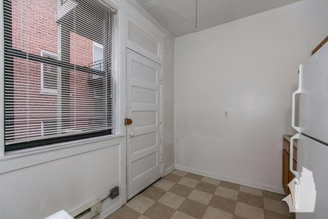Building Photo - 725 W Barry Ave