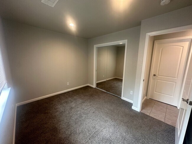 Foto del edificio - Super cute Jamestown Duplex!