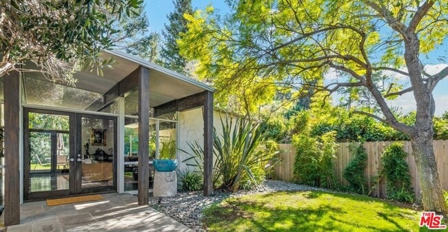 Building Photo - 2530 Hutton Dr